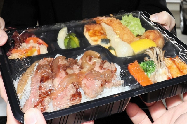 ドライブスルーで提供されるポートピアホテルの豪華グルメ弁当