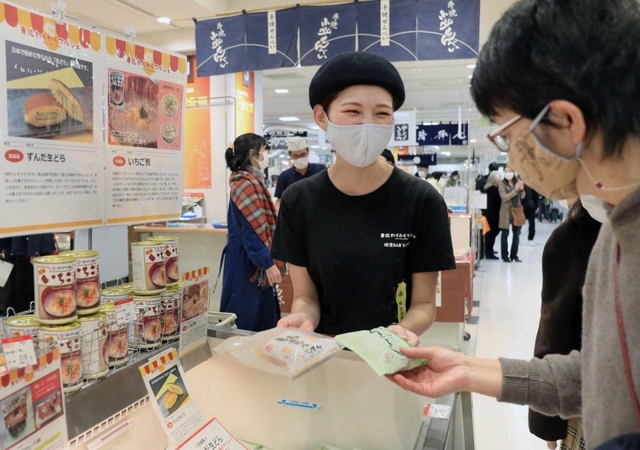 【現在】笑顔で東北の物産を販売する小島汀さん＝２０２０年１１月１３日、名古屋市、ジェイアール名古屋タカシマヤ（撮影・鈴木雅之）