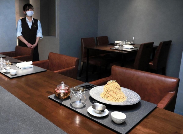 「くり松」神戸本店の店内（撮影・斎藤雅志）