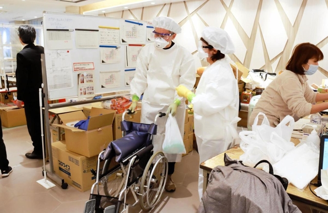 防護服を着て準備する医師ら＝西宮市甲子園高潮町（兵庫県提供）