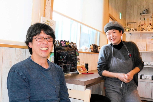 パン工場に併設したカフェで、話をする澤口和彦さんと玉枝さん＝岩手県釜石市鵜住居町