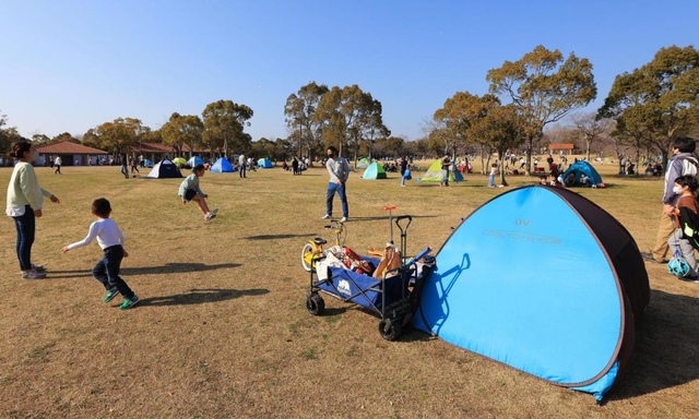 広場にテントを設置し、密集を避けて休日を過ごす家族＝神戸市北区しあわせの村（撮影・吉田敦史）