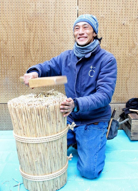 実演で茅葺きの椅子を作る相良育弥さん＝東京都渋谷区
