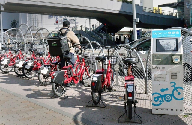 ウーバーイーツなどの宅配サービスでも、電動自転車は便利な“足”に－。想定外の利用が広がる「コベリン」の三宮駅前サイクルポート＝神戸市中央区三宮町１