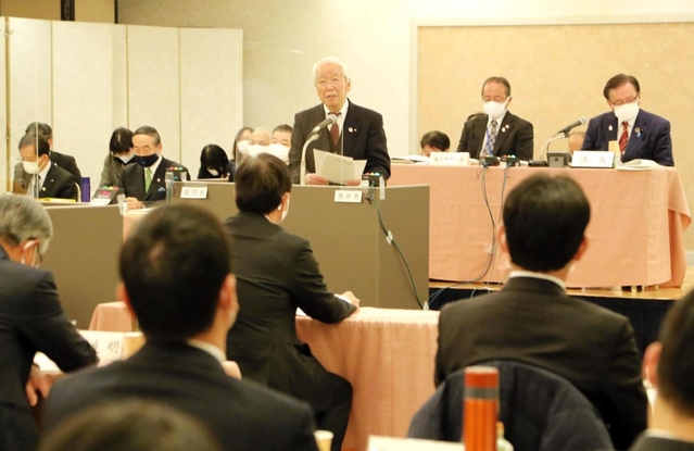 関西広域連合の会合で発言する、兵庫県の井戸敏三知事＝大阪市北区中之島６