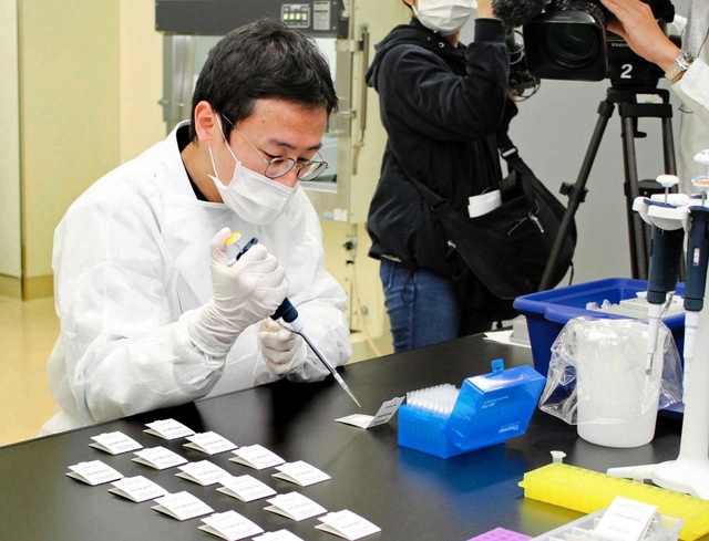 ＰＣＲ検査の様子。兵庫県内の高齢者施設では、予防的な観点での検査が進められている＝２０２０年１２月、西宮市甲子園九番町、武庫川女子大学