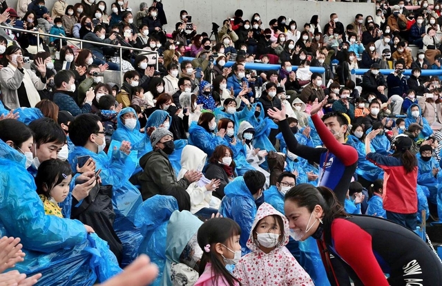 最後のイルカライブが終わり、手を振るスタッフらに拍手を送る観客たち＝２８日午後、神戸市須磨区若宮町１、須磨海浜水族園（撮影・秋山亮太）