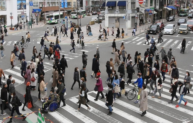 緊急事態宣言が解除される前日も、多くの買い物客らが訪れた神戸・元町＝２８日午後、神戸市中央区（撮影・吉田敦史）