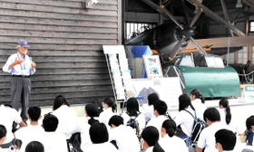 大阪の中学生が訪れた加西市の鶉野飛行場跡。平和学習ができる場所として、兵庫県外からの来場が期待される＝２０２０年９月、加西市鶉野町