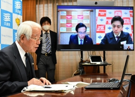 大阪、京都との３府県テレビ会議で発言する兵庫県の井戸敏三知事（左）＝１日午後、神戸市中央区、県庁（撮影・藤井伸哉）