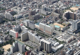 神戸市内の全住宅約８２万戸中のうち４分の１近くを占める分譲マンション。適正な管理を促すため、市は全国初の制度をスタートさせた＝２０２０年８月、同市東灘区