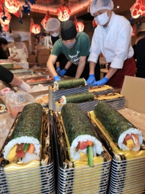 色とりどりの食材を組み合わせた恵方巻きを作るスタッフ＝２日午前、神戸市中央区北長狭通１