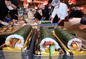 色とりどりの食材を組み合わせた恵方巻きを作るスタッフ＝２日午前、神戸市中央区北長狭通１