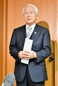 緊急事態宣言が延長されることについて質問に答える井戸敏三知事＝２日夕、兵庫県庁