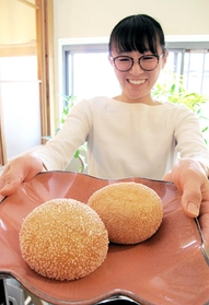 あん揚げパン（手前）には粗め、クリーム揚げパンには細かい穀物粉を使い、食感に変化を＝芦屋市東芦屋町５