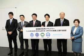 会見する（左から）中村卓サントリー食品インターナショナル常務執行役員と伊藤裕文東播磨県民局長、都倉達殊高砂市長、岡田康裕加古川市長、古谷博稲美町長、清水ひろ子播磨町長＝高砂市役所