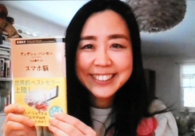 「スマホ脳」を翻訳した久山葉子さん。日本の学生に「さまざまなジャンルの本を読んで」とアドバイスする＝スウェーデンの自宅（ビデオ会議アプリ「Ｚｏｏｍ」より）