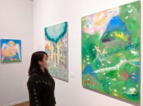 天使やエデンの園をモチーフにした作品が並ぶ「寺門孝之展」会場＝西脇市岡之山美術館