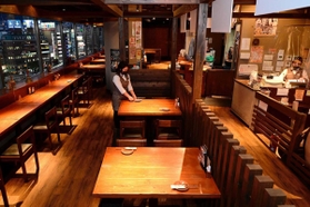 夕刻になっても来客がない大型の居酒屋。１日６万円の協力金だけでは店の固定費を賄えない＝３日、神戸市中央区（撮影・中西幸大）