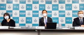 オンラインで記者会見する日本学術会議の梶田隆章会長（中央）ら＝１月２８日