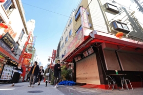 緊急事態宣言の延長決定から初の週末。神戸・南京町では、シャッターが下りたままの飲食店があり、営業する店では店員が懸命に客を呼び込んだ＝６日午後、神戸市中央区（撮影・吉田敦史）