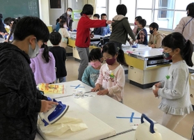 下級生のためにマスクを作る６年生の児童ら＝三田市弥生が丘２、弥生小学校（同校提供）