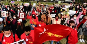 ミャンマー国軍によるクーデターに抗議するため、関西などに住むミャンマー人ら約５００人が７日、神戸市中央区の公園に集まった。拘束されたアウン・サン・スー・チー氏の写真などを手に早期解放を訴えた＝７日午後、神戸市中央区小野浜町、みなとのもり公園（撮影・中西幸大）