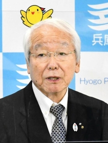 緊急事態宣言の解除要請について説明する兵庫県の井戸敏三知事＝８日午後、県庁（撮影・藤井伸哉）