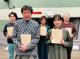 ラジオドラマ「摩耶ぎつね」に出演する５人。（左から）福島快利さん、赤井英和さん、大西みのりさん、井頭愛海さん、江口直弥さん（ＮＨＫ提供）