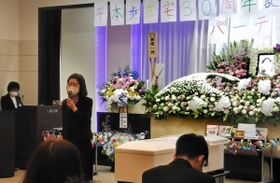 「生きることの意味を教えてくれた」と話す喪主の美代子さん（左）＝尼崎市内