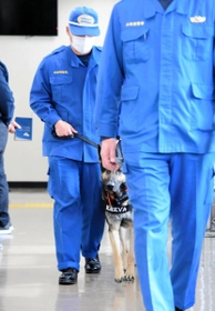 表彰式に出席するクレバ号＝１２日午前、神戸市中央区吾妻通５、兵庫県警葺合署（撮影・中西幸大）