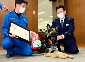 表彰式に出席し、賞状を受け取ったクレバ号＝１２日午前、神戸市中央区吾妻通５、兵庫県警葺合署（撮影・中西幸大）