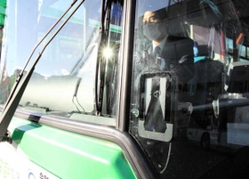 神戸市バスの先頭に取り付けられた警報装置のカメラ。歩行者や車両の接近を検知すると、運転席で警報音が鳴る＝神戸市兵庫区御崎町１
