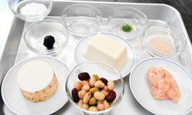 【山芋で食物繊維を摂取】材料のつなぎとして、脂質の多いチーズの代わりに、食物繊維が豊富な山芋を使う。