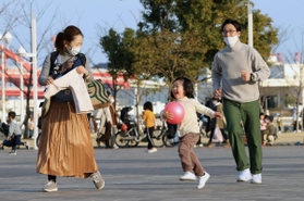 陽気に誘われ、薄着で遊ぶ親子連れ＝１３日午後、神戸市中央区波止場町