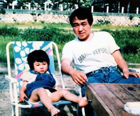 【幼少期】芦屋川沿いで撮影された小島汀さんと、父謙さんの写真（小島汀さん提供）