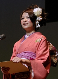 【２０歳】芦屋市の成人式で代表としてあいさつする小島汀さん＝２０１２年１月、芦屋市業平町