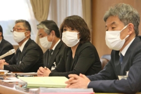 会見する宝塚市教育委員会の森恵実子教育長（右から２人目）＝１５日午後、宝塚市役所（撮影・風斗雅博）