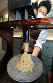 特注の機器で、栗クリームを絞り出し、つくる生モンブラン＝「くり松」神戸本店（撮影・斎藤雅志）