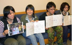 レインボーハウスに通いながら成長し、１６歳になった小島汀さん（左から２人目）＝２００７年１２月、神戸市東灘区本庄町１