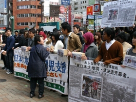東日本大震災の遺児への支援を呼び掛ける小島汀さんら、あしなが育英会のメンバーら＝２０１１年３月２３日、ＪＲ元町駅前