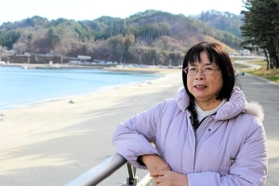 津波が押し寄せた海岸の近くに立つ村上洋子さん。「穏やかな海が、あの日は違った」＝岩手県釜石市鵜住居町
