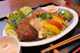 ゴルフ場をイメージしたメニュー。ラフには西脇・黒田庄和牛のカツバーグを置いた＝和空間喫茶夢郷