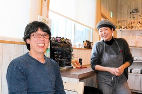 パン工場に併設したカフェで、話をする澤口和彦さんと玉枝さん＝岩手県釜石市鵜住居町