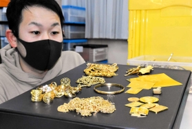 専門店に持ち込まれた金製品。金価格の高騰に伴い、買い取り総額は増えているという＝姫路市飾磨区恵美酒、エコリング本社