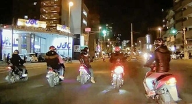 バイクで暴走する少年ら＝２０１９年３月、神戸市東灘区（兵庫県警提供）