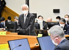兵庫県の新型コロナウイルス対策本部会議の冒頭であいさつする井戸敏三知事＝神戸市中央区、県災害対策センター（撮影・藤井伸哉）