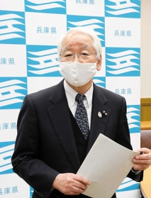 緊急事態宣言の解除を国に要請した後、取材に応じる兵庫県の井戸敏三知事＝２３日午後、兵庫県庁
