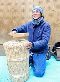 実演で茅葺きの椅子を作る相良育弥さん＝東京都渋谷区