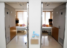 コロナ病床として用意している１２床が全て空床となった神鋼記念病院＝２４日午前、神戸市中央区脇浜町１